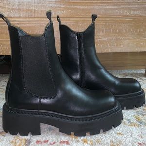 Chunky Chelsea black boots
